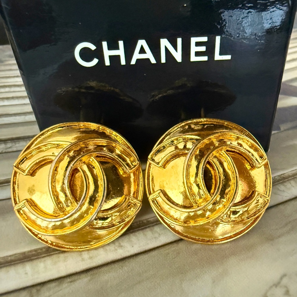 LOT 2253 24K gold plated CHANEL vintage 3D clip on earrings